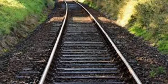 മദ്യപിച്ച് ലക്കുകെട്ട് റെയില്‍പാളത്തില്‍ മൊബൈല്‍ ഫോണും നോക്കി കിടന്നു; ട്രെയിൻ നിന്നത് തൊട്ടരികെ, കൊല്ലത്ത് യുവാവ് കസ്റ്റഡിയിൽ