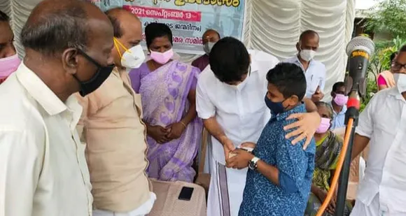 ഹ്യൂമന്‍ റൈറ്റ്സ് ഫൗണ്ടേഷൻ പാലക്കാട് ജില്ലാ കമ്മിറ്റിയുടെ നേതൃത്വത്തിൽ വാളയാർ പെൺകുട്ടികളുടെ സഹോദരന് പഠനാവശ്യത്തിനായി മൊബൈൽ ഫോൺ നൽകി