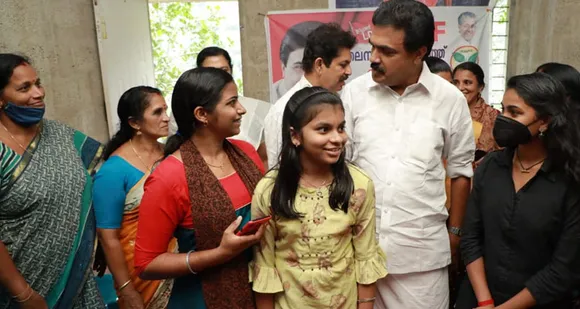 അലയൊഴിയാതെ പാലായിലെ ആവേശക്കടൽ: ഒന്നാമതാകാൻ മുന്നിൽ കുതിച്ച് ജോസ് കെ.മാണി; ഒപ്പം നടന്ന് നാടും !