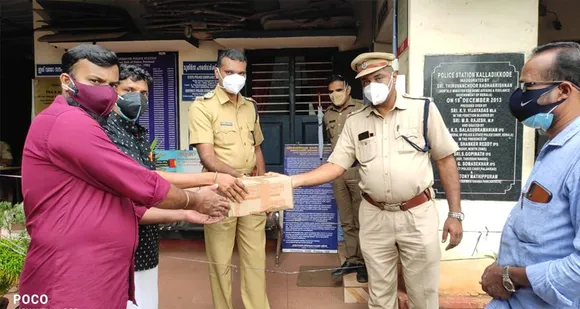 പോലീസ് ഉദ്യോഗസ്ഥർക്ക് സർജിക്കൽ ഗ്ലൗസുകൾ നൽകി