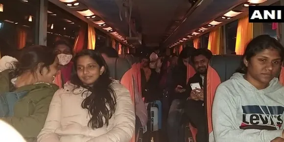 ആശ്വാസതീരത്ത് അവരെത്തി; ഉക്രൈനില്‍ നിന്നുള്ള ഇന്ത്യക്കാരുടെ ആദ്യ സംഘം മുംബൈയിലെത്തി; സംഘത്തില്‍ മലയാളികള്‍ ഉള്‍പ്പെടെ 219 പേര്‍