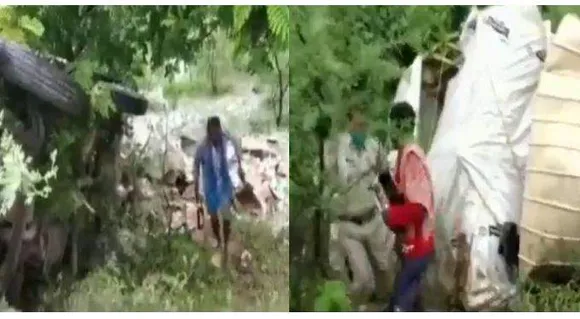 വിദേശ മദ്യവുമായി പോയ ട്രക്ക് മറിഞ്ഞു, കയ്യില്‍ കിട്ടിയ മദ്യക്കുപ്പികളും നെഞ്ചത്ത് അടുക്കിപ്പിടിച്ച് നാട്ടുകാര്‍ ഓടി; വീഡിയോ