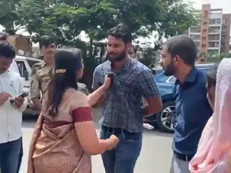 ഒരു ഗുണവുമില്ലാത്തവൻ: പൊതുജനമധ്യത്തിൽ വച്ച്  എൻജിനീയറുടെ മുഖത്തടിച്ച് വനിതാ എംഎൽഎ; ദൃശ്യങ്ങൾ വൈറൽ
