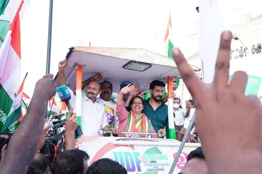 'ഇല്ലായില്ല മരിക്കുന്നില്ല... പി.ടി തോമസ് മരിക്കുന്നില്ല, ജീവിക്കുന്നു ഞങ്ങളിലൂടെ..' എന്ന മുദ്രാവാക്യവുമായി പ്രവര്‍ത്തകര്‍; കൊട്ടിക്കലാശത്തിലും നിറസാന്നിധ്യമായി പി.ടി.തോമസിന്റെ ഓര്‍മ്മകള്‍; വൈകാരികത നിറഞ്ഞ അന്തരീക്ഷത്തില്‍ ഈറനണിഞ്ഞ് ഉമയുടെ കണ്ണുകള്‍
