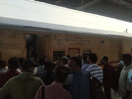 ട്രെയിനിൽ അജ്ഞാതൻ തൂങ്ങിമരിച്ച നിലയിൽ: കൊല്ലം സ്‌റ്റേഷനിൽ ട്രെയിൻ നിർത്തിയിട്ടിരിക്കുന്നു