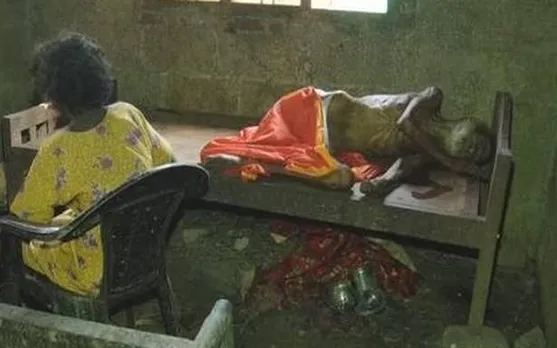 ''വല്ലപ്പോഴും കുറച്ച് അരി തരും. ചില ദിവസങ്ങളിൽ മാവ് തരും; രണ്ടോ മൂന്നോ ദിവസം കൂടുമ്പോൾ ചിലപ്പോൾ കഞ്ഞിവെള്ളവും വറ്റുചോറും കിട്ടും; തീപ്പെട്ടി വാങ്ങാൻ മാത്രമാണ് അയൽ വീടുകളിൽ പോയിരുന്നത്;   മെഡിക്കൽ കോളജിൽ ചികിത്സയിൽ കഴിയുന്ന 76 കാരിയായ അമ്മിണി പറയുന്നു