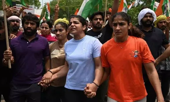 ഗുസ്തി താരങ്ങൾക്കെതിരെ കലാപശ്രമം അടക്കമുള്ള കുറ്റങ്ങൾ ചുമത്തി; സമരം തുടരുമെന്ന് താരങ്ങൾ, രാജ്യം ഇനി കാണാൻ പോകുന്നത് ഏകാധിപത്യമല്ല മറിച്ച് വനിതാ ഗുസ്തി താരങ്ങളുടെ സത്യാഗ്രഹമാണെന്ന് സാക്ഷി മാലിക്ക്