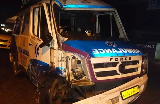 തിരുവല്ലയില്‍ ആംബുലന്‍സ് ഇരുമ്പ് തൂണിലിടിച്ചുണ്ടായ അപകടത്തില്‍ എട്ട് മാസം ഗര്‍ഭിണിയായ യുവതിയുള്‍പ്പെടെ നാല് പേര്‍ക്ക് ഗുരുതര പരിക്ക്