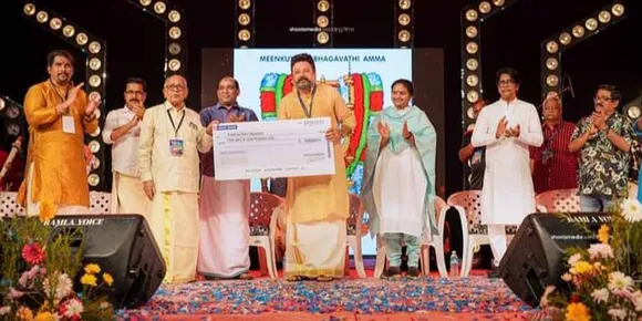 പഴയകാവ് ദേവീക്ഷേത്രത്തിൽ പ്രതിഷ്ഠാദിനത്തോടനുബന്ധിച്ച് സിനിമാ താരം ജയറാമിന് ദേവീരത്ന പുരസ്കാരം നൽകി ആദരിച്ചു