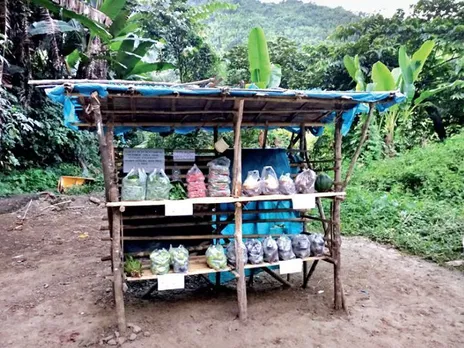 വിശ്വാസം; അതല്ലേ എല്ലാം.! പകലന്തിയോളം മണ്ണില്‍ വിയര്‍പ്പൊഴുക്കുന്ന ഈ പാവങ്ങളെ ആരും വഞ്ചിക്കില്ല. സഞ്ചാരികളെ കാത്ത് മിസോറാമിലെ വില്‍പ്പനക്കാരില്ലാത്ത കടകള്‍