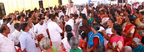 തോട്ടം തൊഴിലാളികളുടെ കരം പിടിച്ച് ഡീൻ കുര്യാക്കോസ്