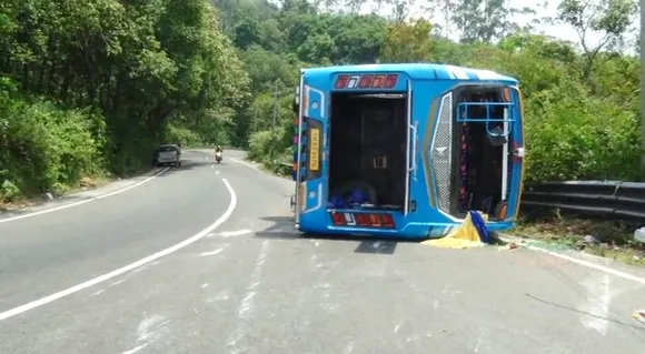കുട്ടിക്കാനത്ത് അയ്യപ്പഭക്തര്‍ സഞ്ചരിച്ച ബസ് മറിഞ്ഞ് 15 പേര്‍ക്ക് പരുക്ക് 