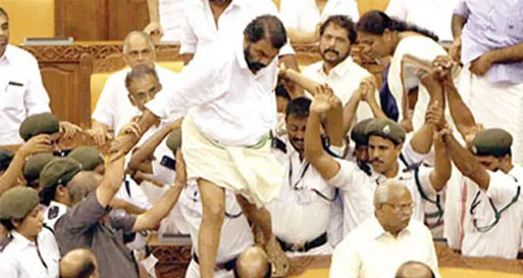 കയ്യാങ്കളി കുറ്റം തന്നെ ! ജനങ്ങള്‍ തങ്ങളെ നോക്കിക്കൊണ്ടിരിക്കുകയാണെന്ന് എംഎല്‍എമാര്‍ക്കും മറ്റു ജനപ്രതിനിധികള്‍ക്കും ഓര്‍മവേണം. സുപ്രീം കോടതി വിധി ഒരു വലിയ പാഠം തന്നെയാണ് !  ജനപ്രതിനിധികളും ഭരണ കര്‍ത്താക്കളുമൊക്കെയാകുന്നവര്‍ എല്ലാ പ്രവര്‍ത്തന മേഖലകളിലും വേണ്ടത്ര പക്വതയും പൊതുമര്യാദയും പാലിക്കണമെന്നോര്‍മിപ്പിക്കുന്നതാണ് കോടതി വിധി - മുഖപ്രസംഗത്തില്‍ ജേക്കബ് ജോര്‍ജ് എഴുതുന്നു