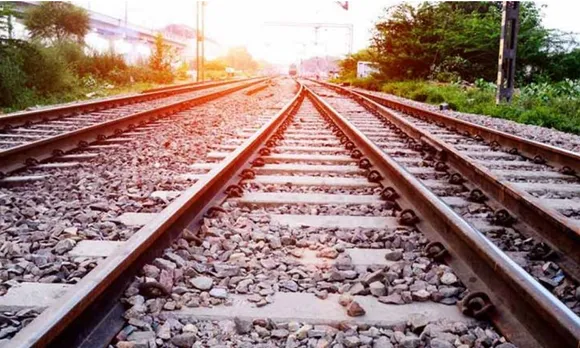 ഗാർഡ് ഡ്യൂട്ടിയിലുണ്ടായിരുന്ന മലയാളി റെയിൽവേ ഉദ്യോഗസ്ഥയെ ട്രാക്കിലേക്കു തെറിച്ചു വീണു മരിച്ച നിലയിൽ കണ്ടെത്തി