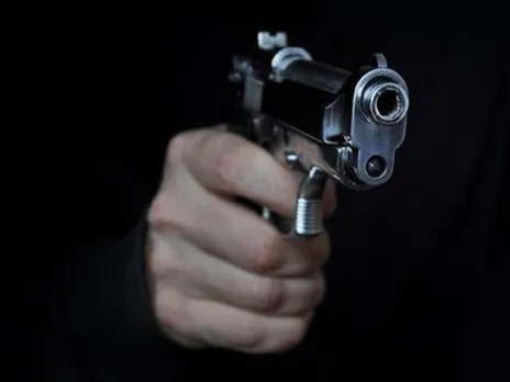 മാസ്‌ക് ധരിക്കാതെ സാധനം വാങ്ങാനെത്തിയത് ചോദ്യം ചെയ്ത സുരക്ഷാ ജീവനക്കാരനെ വെടിവച്ച് കൊന്നു