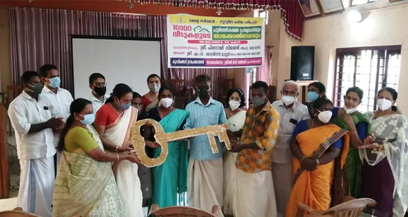 ലൈഫ് മിഷൻ പദ്ധതിയിലൂടെ കുറവിലങ്ങാട് പഞ്ചായത്ത് നിർമിച്ച 5 വീടുകളുടെ താക്കോൽദാന കർമ്മം പ്രസിഡന്റ് മിനി മത്തായി നിർവഹിച്ചു