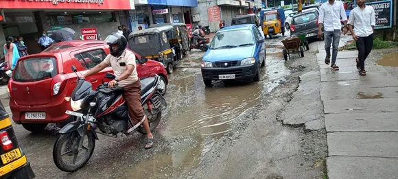 മഴ പെയ്താൽ ചെളിവെള്ളക്കുണ്ടായി മാറുന്ന പാലക്കാട്ടെ റോബിൻസണ്‍ റോഡ്