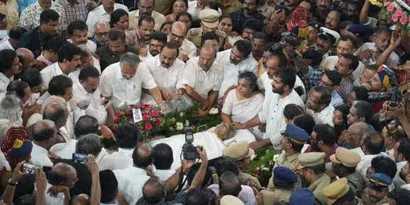 മുഖ്യമന്ത്രിയായും മന്ത്രിയായും ഭരണചക്രം തിരിച്ച സെക്രട്ടേറിയറ്റിലേക്ക് നിശ്ചലനായി ഉമ്മൻചാണ്ടിയെത്തി. കൂട്ടായി തിരയടിച്ച് ജനസാഗരം. മഴയെ വകവയ്ക്കാതെ അനക്സ്-2 വരെ ക്യൂനിന്ന് ജനനായകനെ ഒരുനോക്ക് കണ്ട് ജനസമുദ്രം. ദർബാർ ഹാളിൽ പൊട്ടിക്കരഞ്ഞും അലമുറയിട്ടും മുദ്രാവാക്യം മുഴക്കിയും അതിവൈകാരികമായ നിമിഷങ്ങൾ. ഉമ്മൻചാണ്ടിയെ കാണാൻ കാൽമണിക്കൂർ മുന്നേയെത്തി പിണറായി