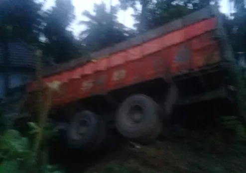 താമരശ്ശേരിയിൽ ലോറി നിയന്ത്രണം വിട്ട് വീട്ടുമുറ്റത്തേക്ക് മറിഞ്ഞു