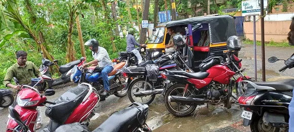 ഒലവക്കോട് ജങ്ങ്ഷനിൽ നിന്നും ഐശ്വര്യ കോളനിയിലേക്കുള്ള വഴിയിൽ വാഹനങ്ങള്‍ നിർത്തിയിടുന്നതുമൂലം ഗതാഗത കുരുക്കുണ്ടാകുന്നതായി പരാതി