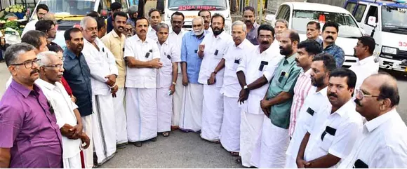 സജി ചെറിയാനെ വീണ്ടും മന്ത്രി സ്ഥാനത്ത് അവരോധിക്കുന്നതിൽ പ്രതിഷേധിച്ചുള്ള കരിദിനാചാരണത്തിന്റെ ഭാഗമായി പാലക്കാട് ബ്ലോക്ക് കോൺഗ്രസ് കമ്മിറ്റിയുടെ നേതൃത്വത്തിൽ പ്രതിഷേധ പ്രകടനം നടത്തി