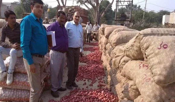 സവാളയുടെ പൂഴ്ത്തിവയ്പും വിലവര്‍ധനയും  പരിശോധിക്കാന്‍ ജില്ലാ കളക്ടര്‍മാര്‍ക്ക് നിര്‍ദേശം
