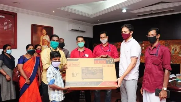 ആദിവാസി കോളനികളിലെ വിദ്യാര്‍ഥികള്‍ക്ക് ഓണ്‍ലൈന്‍ പഠന സൗകര്യത്തിനായി എസ്.ടി പ്രമോട്ടര്‍മാര്‍ ടെലിവിഷനുകള്‍ സംഭാവന നല്‍കി