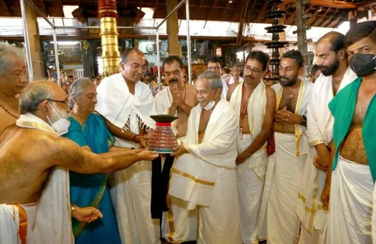 ഗുരുവായൂരപ്പന്റെ കൃഷ്ണനാട്ടത്തിന് വേഷഭൂഷാദികൾ സമർപ്പിച്ച് ചെന്നൈ ചെട്ടിനാട് സ്വദേശികൾ