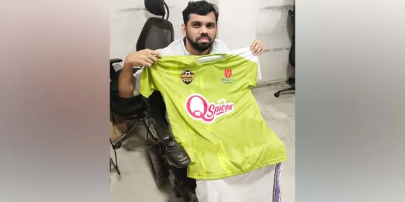 ഖത്തർ മൈതാനത്ത് എത്താൻ വിധിയുണ്ടെങ്കിൽ ഒരു കളിയെങ്കിലും ആരവങ്ങൾക്കിടയിൽ ആസ്വദിക്കണം. ഫുട്ബോളിനെ സ്നേഹിക്കുന്ന ഒരു ഭിന്നശേഷിക്കാരന്റെ മനസ്സ് പന്ത് തട്ടുമ്പോൾ... ഹൃദയം ഖത്തറിലേക്ക്...