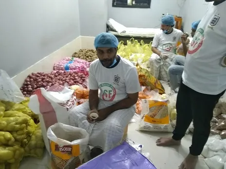 ലോക് ഡൗൺ കാലത്തും ഒറ്റപ്പെട്ടുപോയവരുടെ വിശപ്പകറ്റാൻ കർമ്മ നിരതരായി സാമുഹ്യപ്രവര്‍ത്തകര്‍.