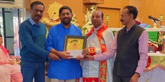 ആർകെ പുരം സെന്റ് പീറ്റേഴ്സ് ഇടവകയിൽ 15 വർഷത്തിലേറെ കാലം ക്രിസ്മസ് പപ്പാ ആയി സേവനം ചെയ്ത ഓ ഷാജി കുമാറിനെ ആദരിച്ചു