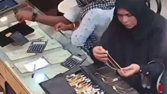 സ്വർണം വാങ്ങാനെന്ന വ്യാജേനയെത്തി; സെയിൽസ്മാൻ മാറിയ തക്കം നോക്കി മലപ്പുറത്ത് ജ്വല്ലറിയിൽ നിന്ന് ഒന്നര പവന്റെ രണ്ടു സ്വർണമാലകൾ വിദഗ്ധമായി മോഷ്ടിച്ച് യുവതി മുങ്ങി