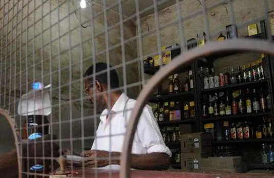 സംസ്ഥാനത്തു മദ്യവില്‍പന മാര്‍ച്ച്‌ ഒന്നു മുതല്‍ ഗ്ലാസ് കുപ്പികളില്‍ മാത്രമാകും: സര്‍ക്കാര്‍ മദ്യക്കമ്പനികള്‍ക്കു നോട്ടിസ് നല്‍കി: സ്റ്റോക്കുള്ള പ്ലാസ്റ്റിക് കുപ്പികളിലെ മദ്യം വിറ്റുതീര്‍ക്കുന്നതിനു തടസ്സമുണ്ടാകില്ല