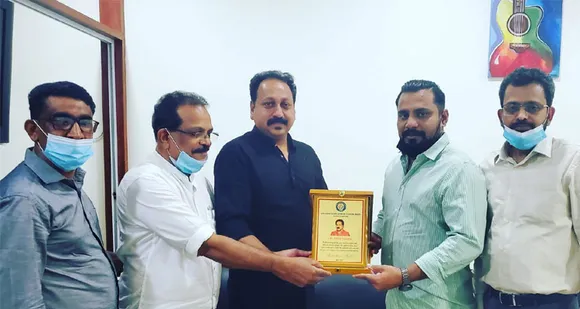 പ്രവാസം അവസാനിപ്പിച്ച് നാട്ടിലേക്ക് മടങ്ങുന്ന സത്യൻ വരുണ്ടയ്ക്ക്‌ മലബാർ ഡെവലപ്‌മെന്റ്‌ ഫോറത്തിന്റെ സ്നേഹോപഹാരം