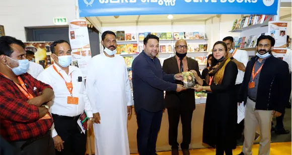 ഷാർജ പുസ്തകമേള; മാൻ ബുക്കർ ഇന്റർനാഷ്ണൽ പുരസ്‌ക്കാര ജേതാവായ ജോഖ അൽഹാരിസിയുടെ നോവലിന്റെ മലയാളം പതിപ്പ് 'മധുര നാരകം' ജാബിർ അബ്ദുൽ വഹാബ് പ്രകാശനം ചെയ്തു