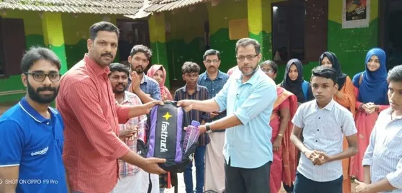 ഫ്രറ്റേണിറ്റി 'പുസ്തക വണ്ടി' നിലമ്പൂർ മാനവേദൻ സ്കൂളിൽ കിറ്റുകൾ വിതരണം ചെയ്തു