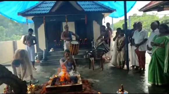 മലമ്പുഴ ചെറാട് ശ്രീ വനദുർഗാ ഭഗവതി ക്ഷേത്രത്തിലെ കുംഭാഭിക്ഷേകത്തോടനുബന്ധിച്ച് അഷ്ടദ്രവ്യ മഹാഗണപതി ഹോമവും പുഷ്പാഭിഷേകവും നടത്തി