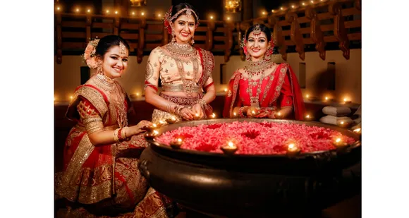 സ്‌മൃതി ഫാഷൻ സ്റ്റൈലിന്‍റെ ആഭിമുഖ്യത്തിൽ ഫാഷൻ ഡിസൈനറായ സ്‌മൃതി സൈമൺ ദീപാവലിയോടനുബന്ധിച്ച് സംഘടിപ്പിച്ച വർണ്ണ പ്രഭയിൽ അലങ്കൃതമായ യുവതികളുടെ ഫോട്ടോഷൂട്ട് ദൃശ്യവിരുന്നായി...