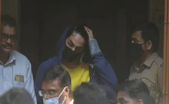 ഷാരൂഖ് ഖാന്റെ ബംഗ്ലാവായ മന്നത്തിന് പുറത്ത് ആരാധകരുടെ വൻ തിരക്ക്! ഷാരൂഖ് എന്നെ കാണാൻ വന്നപ്പോൾ കണ്ണുകളിൽ കണ്ണുനീർ ഉണ്ടായിരുന്നു, എന്നാൽ ഇപ്പോൾ ഈ കണ്ണുനീർ സന്തോഷത്തിന്റെതാണ്‌; ഷാരൂഖിന്റെ ജന്മദിനത്തിൽ ആര്യൻ കുടുംബത്തോടൊപ്പമുണ്ടാകും, വീട്ടിൽ ദീപാവലി ആഘോഷിക്കും !  അഭിഭാഷകൻ മുകുൾ റോത്തഗി പറയുന്നു