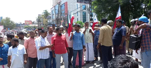 ഒലവക്കോട് പോപ്പുലർ ഫ്രണ്ട് പ്രവർത്തകർ റോഡ് ഉപരോധിച്ചു