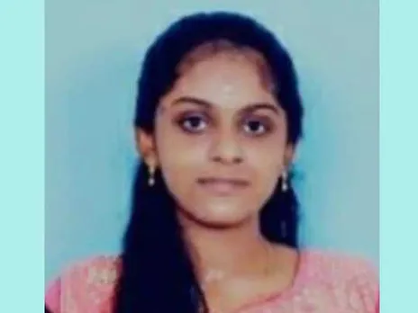 കിടപ്പു മുറിയിൽ  കയറിൽ തൂങ്ങി കട്ടിലിൽ ഇരിക്കുന്ന  മൃതദേഹം, വാതിൽ പുറത്തുനിന്ന് പൂട്ടിയ നിലയിൽ; ജോലി കഴിഞ്ഞ് തിരിച്ചെത്തിയ അമ്മ കാണുന്നത് മകളുടെ ചേതനയറ്റ ശരീരം; കാസർകോഡ് പ്ലസ് ടു വിദ്യാർത്ഥിനി ദൂരുഹ സാഹചര്യത്തിൽ മരിച്ച നിലയിൽ