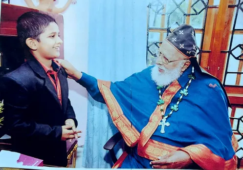 "എന്നാലും എൻ്റെ ഹൃദയത്തിലെ യേശുനാഥനെ നീ അടിച്ചു മാറ്റിയല്ലോടാ മോനെ ...." നാലു വർഷം മുമ്പ് വലിയ മെത്രാപ്പോലീത്താ ക്രിസോസ്റ്റം തിരുമേനി തോളിൽ തട്ടി പറഞ്ഞ വാക്കുകൾ പ്രമുഖ ബാല മാന്ത്രികൻ മജീഷ്യൻ കണ്ണൻമോൻ്റെ കാതുകളിൽ ഇന്നും മുഴങ്ങുന്നുണ്ട്. വലിയ തിരുമേനിയുടെ വേർപാടിൽ വേദനിക്കുമ്പോഴും ഒപ്പം ചിലവഴിച്ച നിമിഷങ്ങൾ ഓർത്തെടുത്ത് മജീഷ്യൻ കണ്ണൻ മോൻ