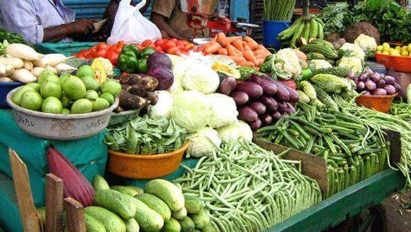 മകൾ പിറന്ന സന്തോഷം; മുന്നൂറോളം വീടുകളിൽ പച്ചക്കറികൾ വിതരണം ചെയ്ത് യുവാവ്