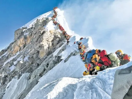 എവറസ്റ്റ് കൊടുമുടിയിൽ ട്രാഫിക് ജാം.. നിരനിരയായി കാത്തുനിന്ന്‍ കൊടുമുടി കയറുന്നവര്‍