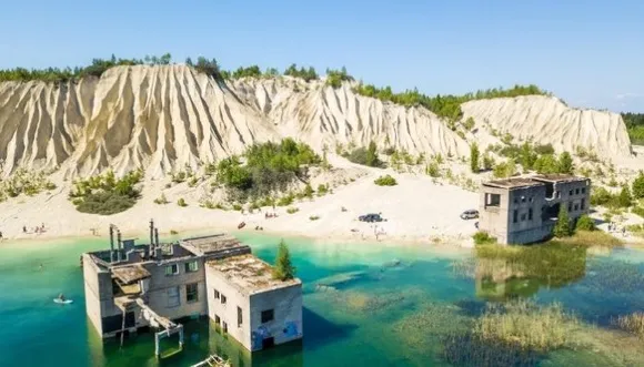 തടാകത്തിനുള്ളിൽ ഒളിഞ്ഞിരിക്കുന്ന ജയിലും, ബഹുനില കെട്ടിടങ്ങളും; ഉപേക്ഷിക്കപ്പെട്ട സ്ഥലത്ത് പ്രകൃതി ഒരുക്കിയ അത്ഭുതം