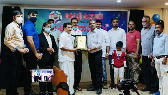 നാലു പതിറ്റാണ്ടോളം നീണ്ട പ്രവാസജീവിതം അവസാനിപ്പിച്ച് നാട്ടിലേക്ക് മടങ്ങുന്ന കൊച്ചി കൂട്ടായ്മ എൻ ആർ കെ ചെയർമാൻ അഷ്‌റഫ് വടക്കേവിളയ്ക്കു യാത്രയയപ്പ് നൽകി