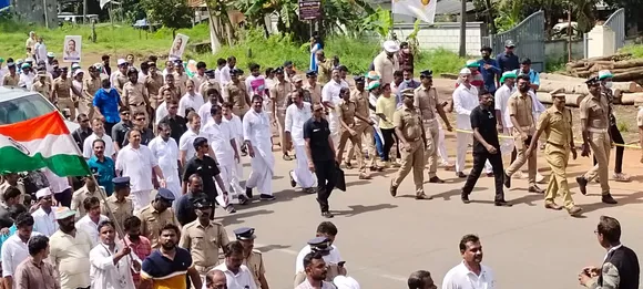 ഭാരത് ജോഡോ യാത്രയ്ക്ക് കൊല്ലം പള്ളിമുക്കിൽ ആവേശകരമായ സ്വീകരണം ; രാഹുൽ ഗാന്ധി പ്രധാനമന്ത്രി ആയിട്ടേ ചെരിപ്പിടൂവെന്ന ശപഥവുമായി ഹരിയാന സ്വദേശി