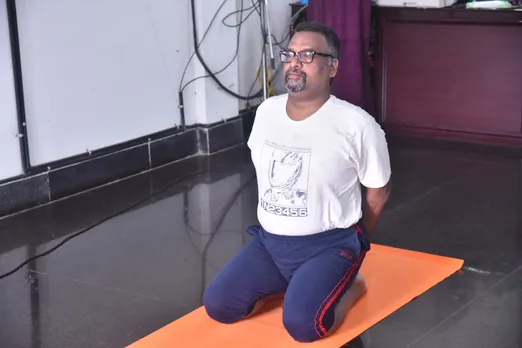 പാലാ ബാര്‍ അസോസിയേഷന്‍ യോഗാ ദിനാചരണത്തില്‍ യോഗാ മുറകള്‍ പകര്‍ന്ന് പാലാ ഒന്നാം ക്ലാസ് മജിസ്ട്രേറ്റ് ജി പദ്മകുമാര്‍