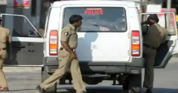 മദ്യപിച്ച് ക്യാമ്പസിനുള്ളില്‍ അതിക്രമിച്ചു കയറി വിദ്യാർഥിനികളോട് മോശം പെരുമാറ്റം; രണ്ട് പൊലീസുകാര്‍ക്കെതിരെ കേസ്