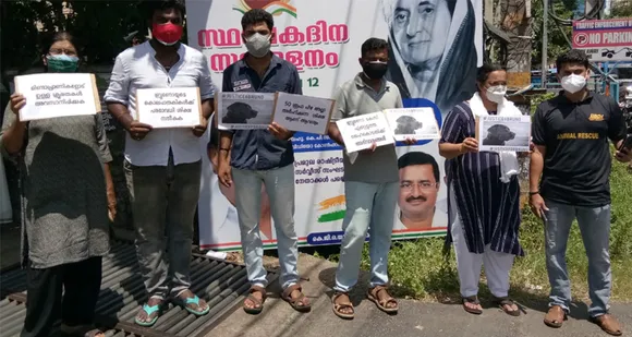 മൃഗ സ്നേഹികൾ പാലക്കാട് സിവിൽ സ്റ്റേഷനു മുമ്പിൽ പ്രതിഷേധിച്ചു